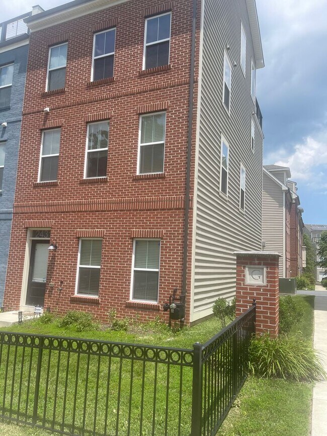 Foto del edificio - END UNIT TOWNHOUSE LOCATED ACROSS FROM GLE...