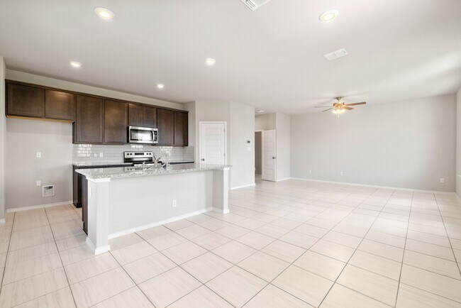 Foto del edificio - 2 Weeks Free Move-In Special! Like-New 3BR Home w/ Game Room, Quartz Kitchen & Large Backyard