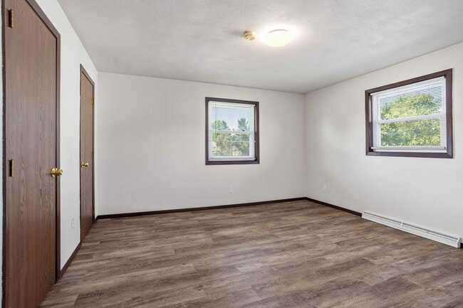 Foto del edificio - 1352/1354 W. Hiawatha Drive