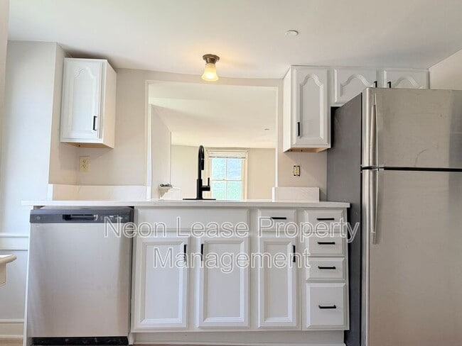 Building Photo - 133 NW Front St