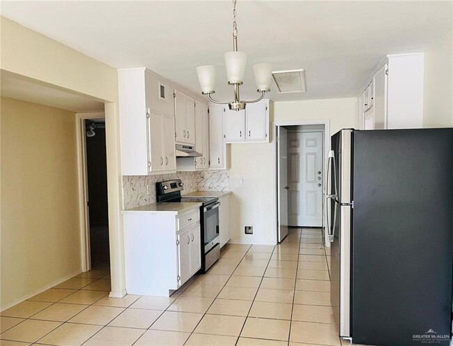 Building Photo - 16 Tulip Ave