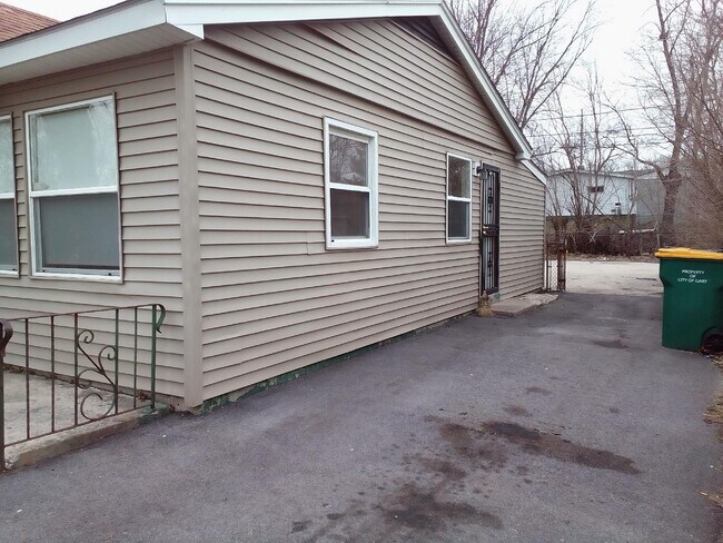Building Photo - 4400 W 21st Pl