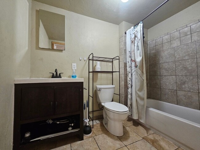 Foto del edificio - 1 Bedroom 1 Bath triplex