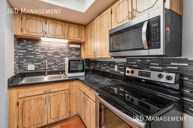 Building Photo - Spacious Home with Large Balcony and Parki...