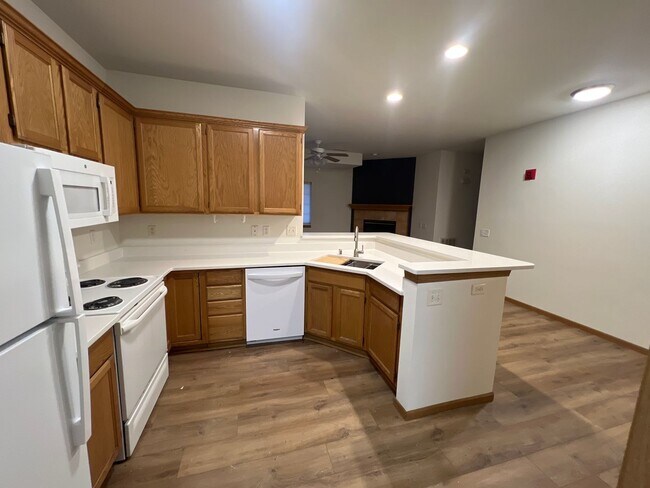 Foto del edificio - Large 2 Bedroom, 2 Bath apartment with 2 c...