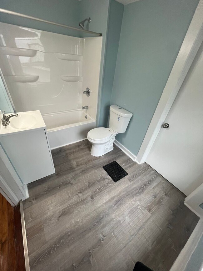 Foto del edificio - Beautiful 1-bedroom first-floor apartment located on peaceful Pittsfield Street