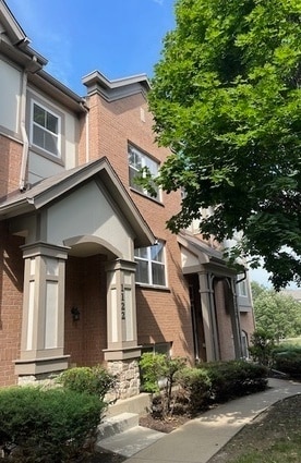 Building Photo - 1122 N Claremont Dr