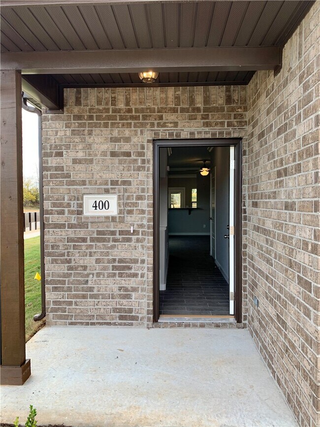 Building Photo - 400 Red Robin St