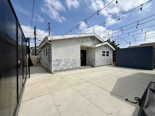 Building Photo - 1141 W 49th St