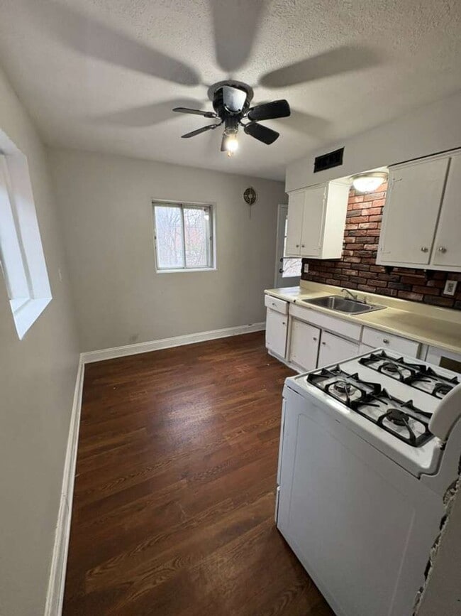 Building Photo - Spacious & Updated Bedford Home with Modern Touches