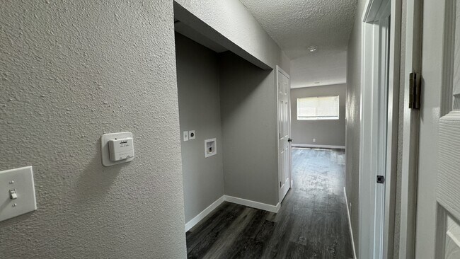 Foto del edificio - 4711-4711 W Tennessee Ave