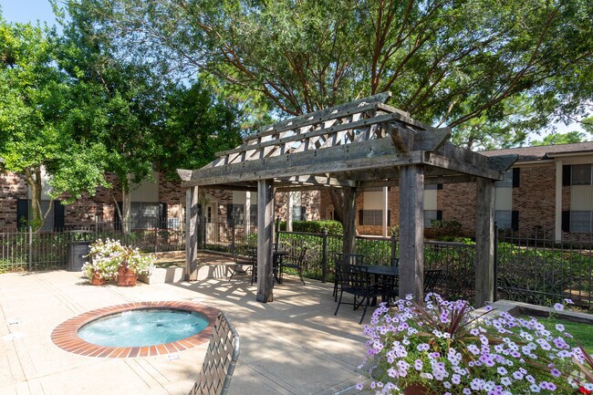 Piscina 1 - Colonial Plaza Apartments