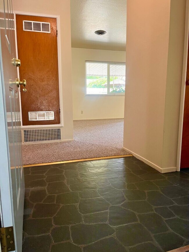 Foto del edificio - 3 Bedroom Home with a Backyard!!