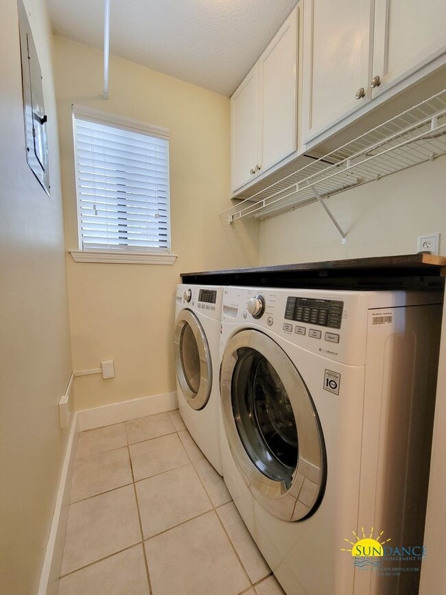 Building Photo - Stunning Townhouse in the Heart of Destin!