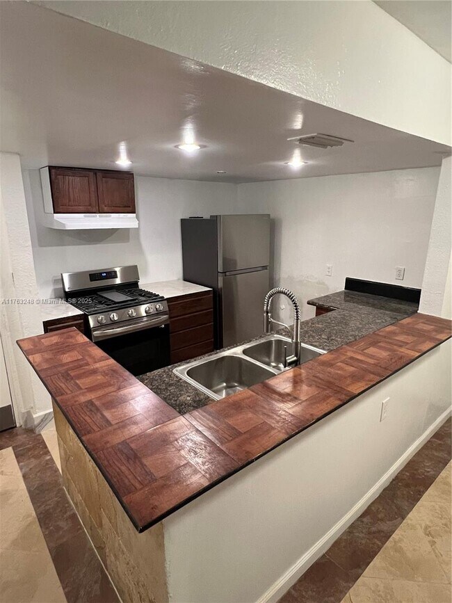 Foto del edificio - 2175 NE 170th St