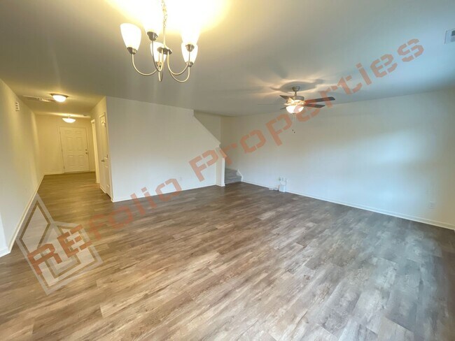 Foto del edificio - Stylish 4-Bedroom 3 Bathroom Single Home w/ a Guest Suite on the Main Level in Elmwood, Raleigh, ...