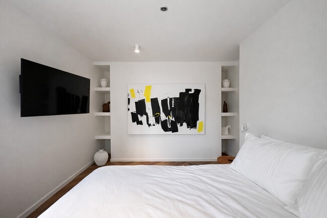 Building Photo - Burton Way Apartments