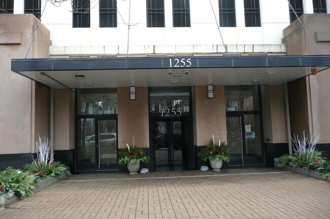Foto del edificio - 1255 S State St