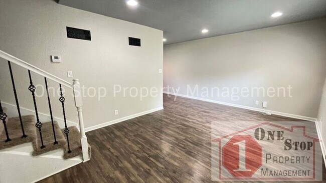 Foto del edificio - Stunning 3 bedroom, 2 bathroom duplex is L...