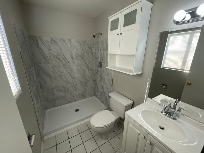 Foto del edificio - COME SEE THIS LOVELY HOME 3 BEDROOMS AND 2 BATH !