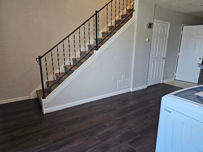 sala de estar - 208 N 4th St