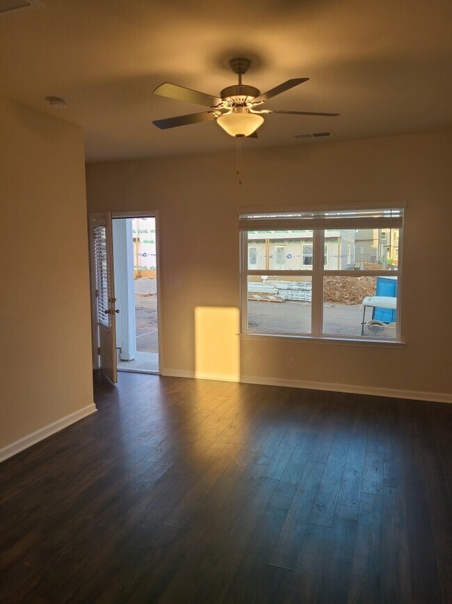 Foto del edificio - 8079 Logan Dr