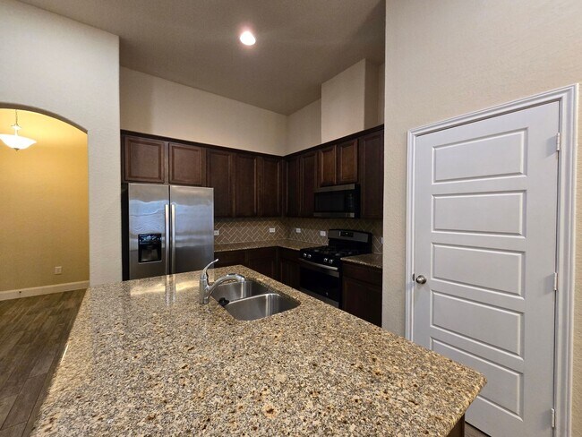 Building Photo - Walk to Historic Gruene! Fridge Included /...