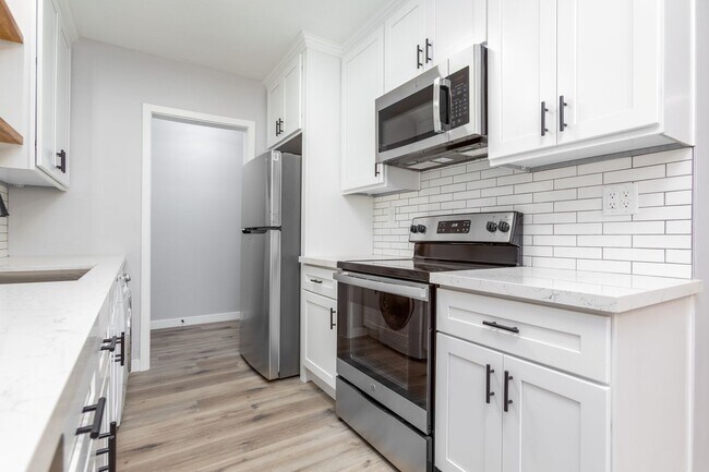 Building Photo - Coldwater Contessa