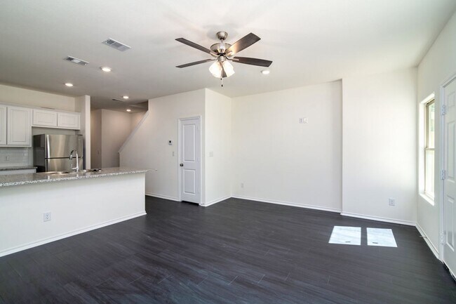 Foto del edificio - AVAILABLE NOW! 3 BEDROOM TRIPLEX LOCATED I...