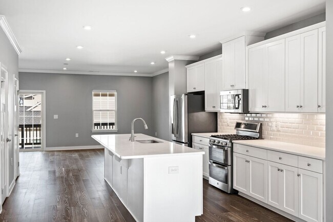 Foto del edificio - Applications Pending! Available February 2026! Gorgeous, Like New 4 Bed, 4 Bath Near Southpoint M...