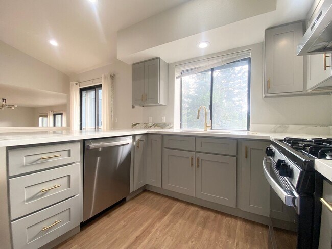 Building Photo - Updated 4 bedroom Federal Way Home with Ai...