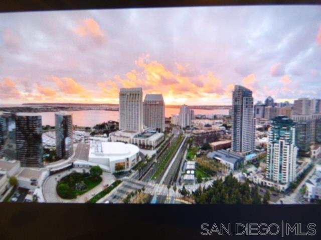 Foto del edificio - 100 W Harbor Dr