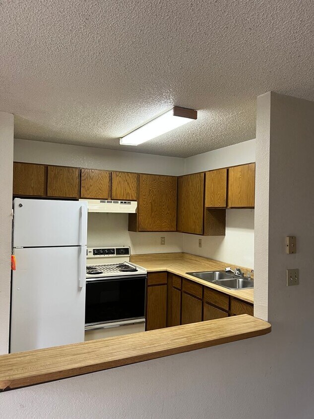 Building Photo - Largo Studio Apartment located in Downtown...