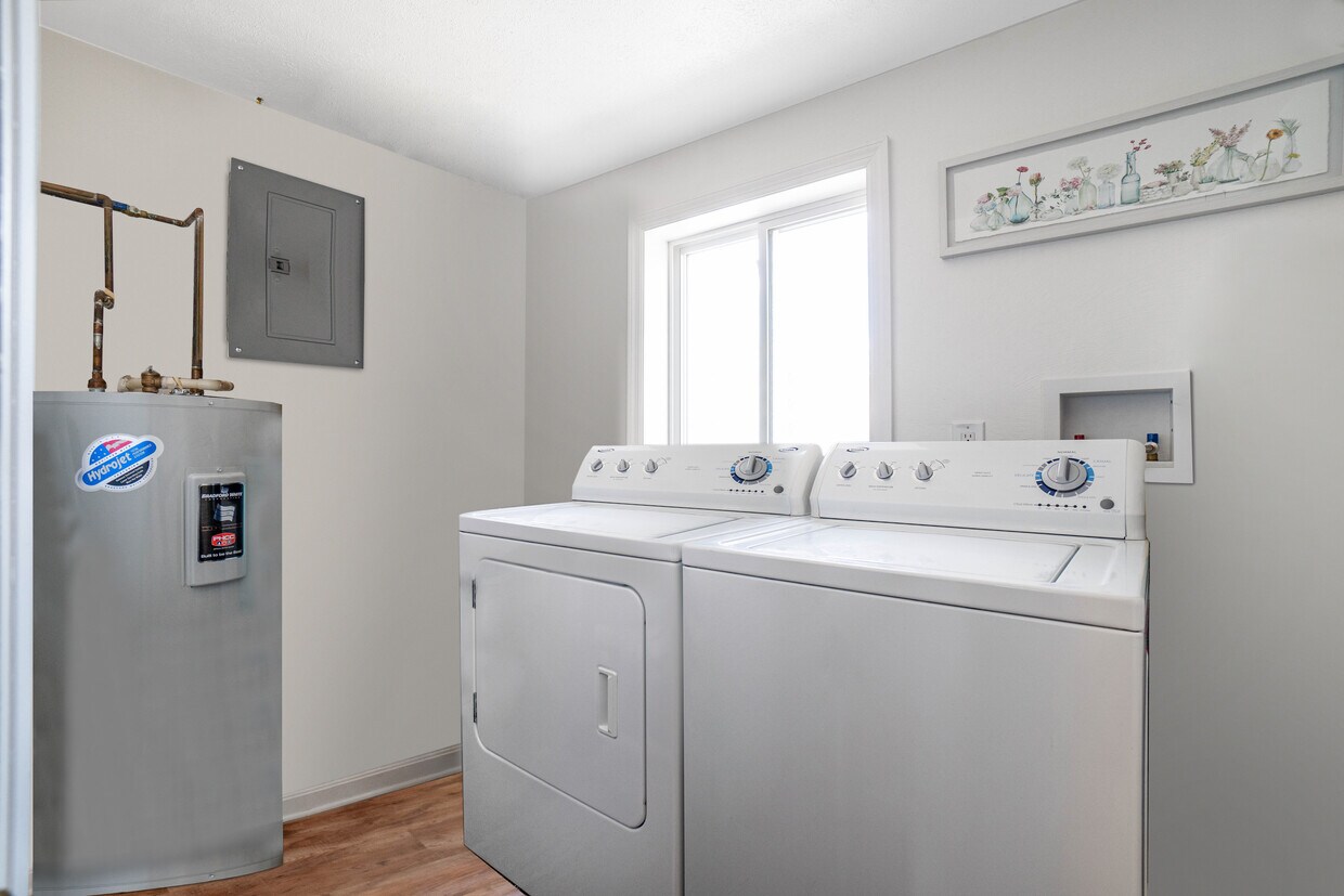 Building Photo - 124 W College St