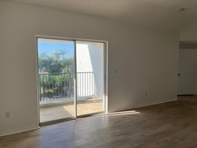 Building Photo - 5024 Lantana Rd