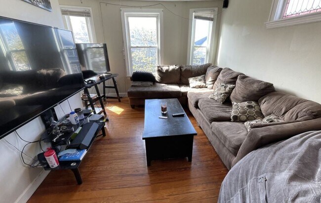 Building Photo - 14 Dow St