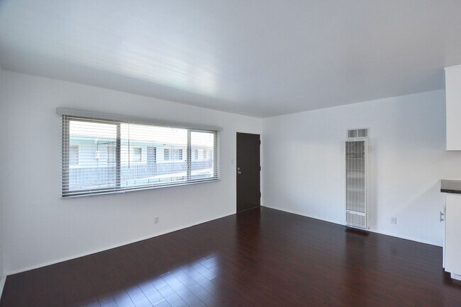 Foto del edificio - 10645 Valley Spring Ln
