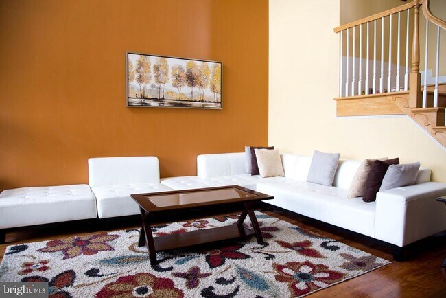 Foto del edificio - 211 Silverbell Ct