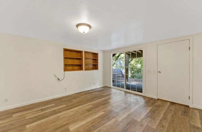 Building Photo - 475 Riverview Dr