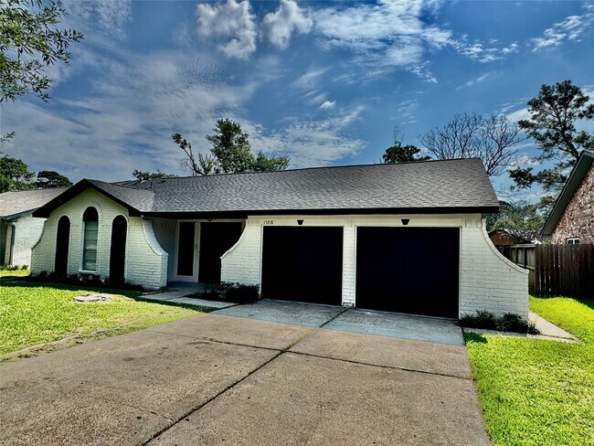 Foto del edificio - 15218 Falcon Ridge Dr