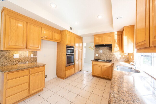 Building Photo - 1023 Belleterre Dr