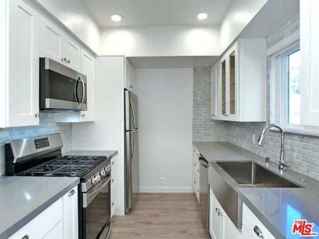 Building Photo - 1900 Silver Lake Blvd