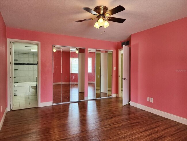 Building Photo - 618 Fairways Cir