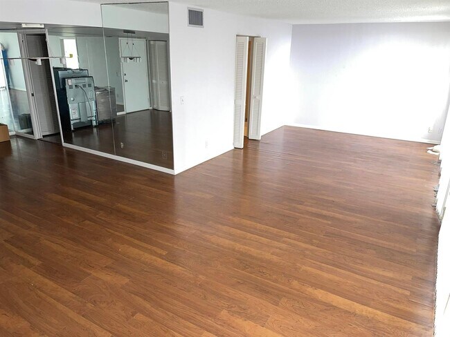 Building Photo - 2425 Presidential Way