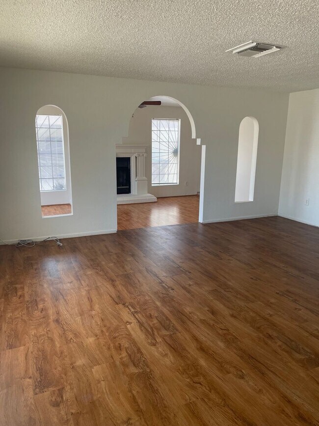 Building Photo - Lovely 4 Bedroom 2 Bath Home on Southwest ...