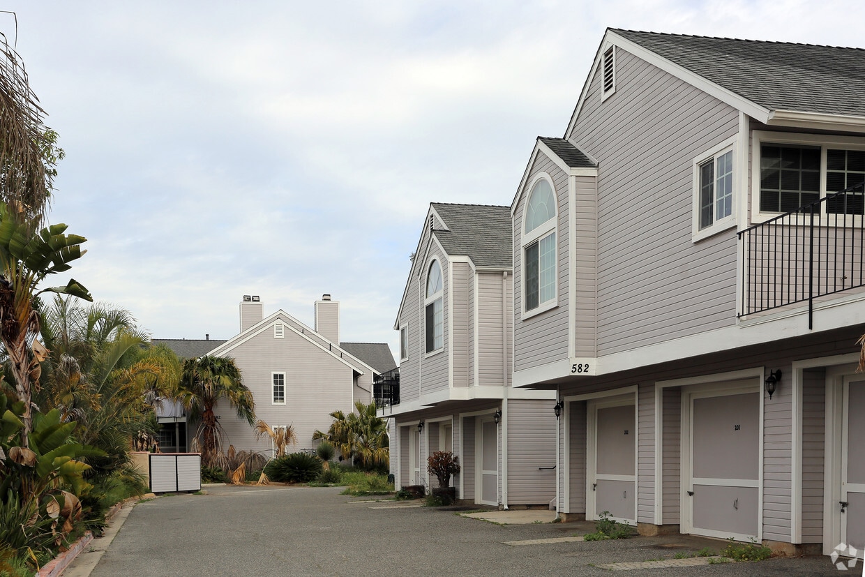 Building Photo - 580-582 Vineyard Rd
