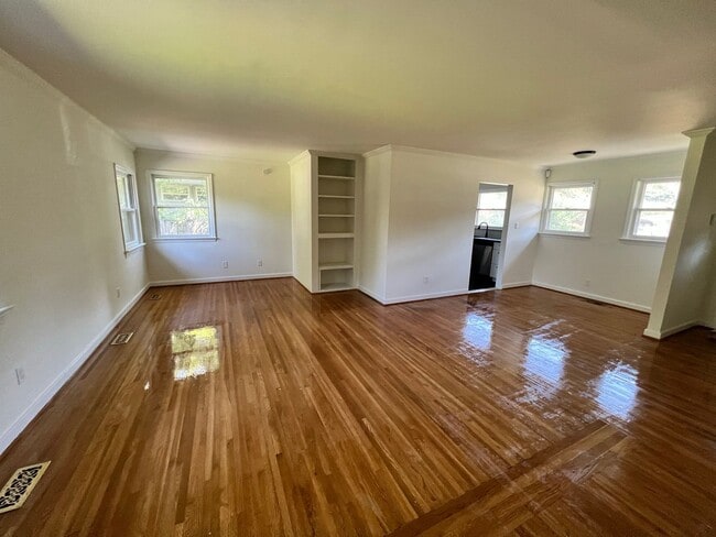 Building Photo - Newly renovated 2/ 1 Home for Rent!