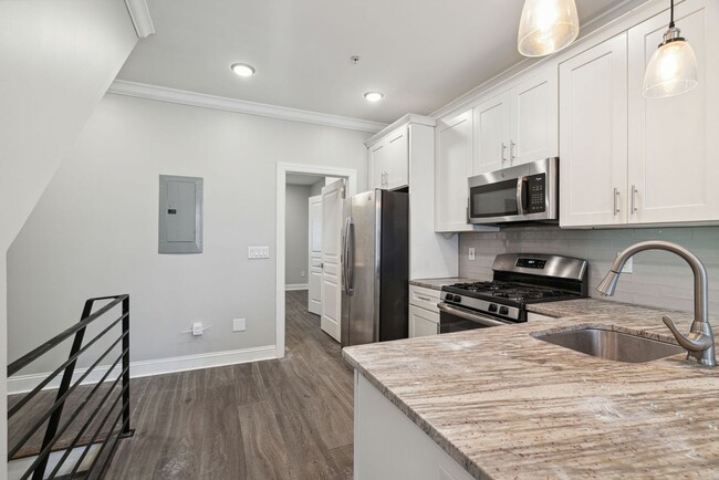 Building Photo - Newer Construction | 3 bed/ 2 bath | Brewe...