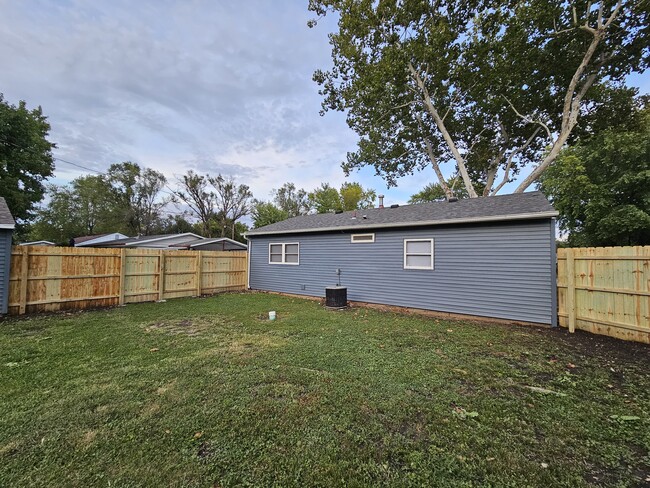 Building Photo - HOUSE FOR RENT _ 3 bed, 2 car garage, 1 st...