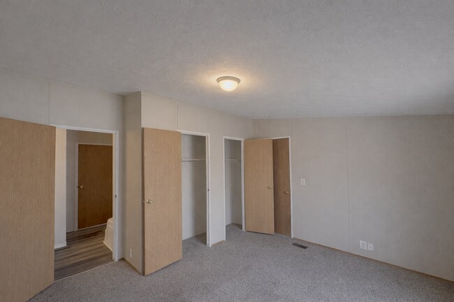 Building Photo - 247 Laurel Leah